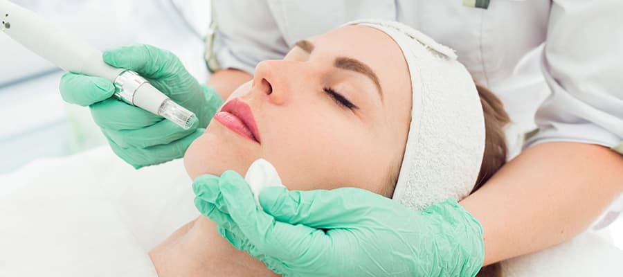 جوانسازی و آبرسانی پوست با مزوژل در کلینیک افرا